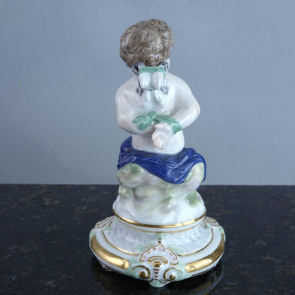 1910 Meissen Figur eines Cherubs mit Flügeln und gefesselten Händen