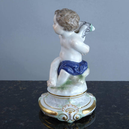 1910 Meissen Figur eines Cherubs mit Flügeln und gefesselten Händen