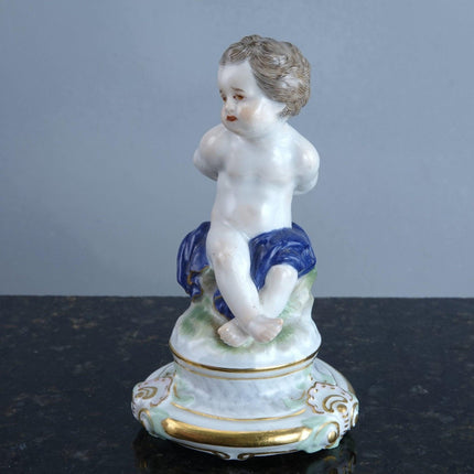 1910 Meissen Figur eines Cherubs mit Flügeln und gefesselten Händen