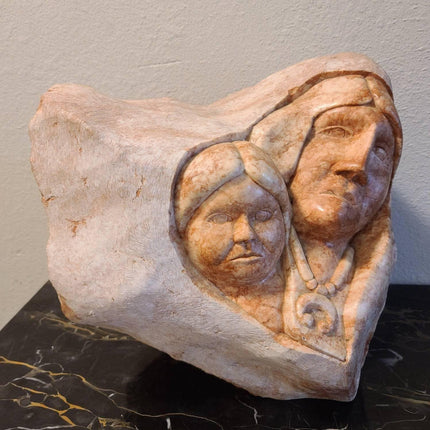 56 Pfund schwere geschnitzte Alabaster-Skulptur der amerikanischen Ureinwohner mit Büffelrobe von D Hales 1990