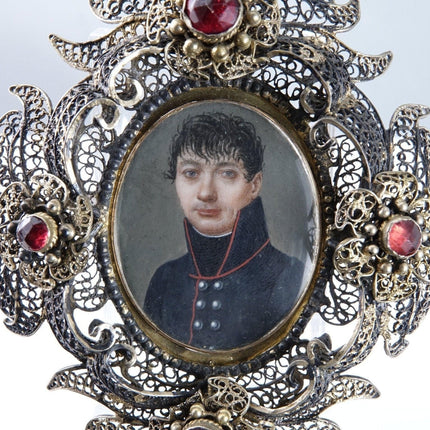Porträtminiatur eines schweizerisch-preußischen Soldaten aus der Zeit um 1800 in einem filigranen Rahmen aus vergoldetem Silber