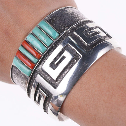 Preston Monongye (Hopi) (1927-1987) Armband aus Tufa-Gusssilber mit türkisfarbenem und korallenrotem Kopfsteinpflaster