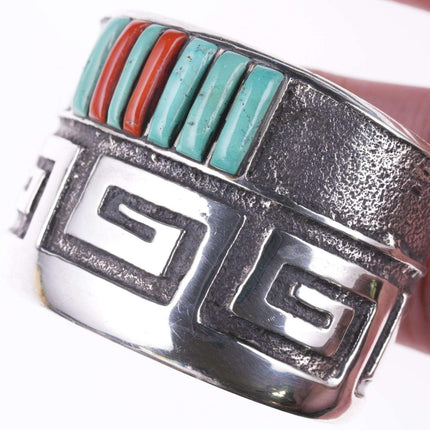 Preston Monongye (Hopi) (1927-1987) Armband aus Tufa-Gusssilber mit türkisfarbenem und korallenrotem Kopfsteinpflaster