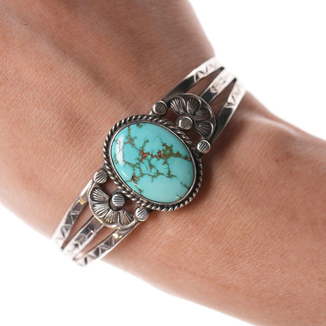 6 3/8" handgestempeltes Navajo-Armband aus Silber und Türkis aus den 30er-40er Jahren