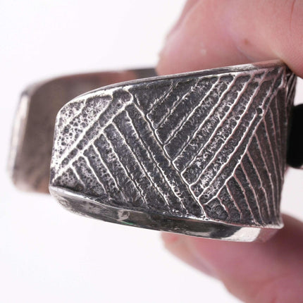 Preston Monongye (Hopi) (1927-1987) Tuffstein-Armband aus gegossenem Silber mit Spinnennetz und Türkis