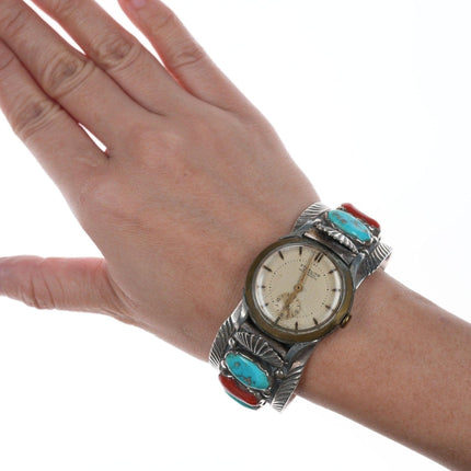 6.75 インチ マイク シンプリシオ (1937-1976) ズニ族スターリング ターコイズとコーラルの時計ブレスレット