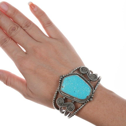 6,5" Liz Wallace (Diné-Washoe-Maidu) Armband aus gedrehtem Sterlingdraht und Türkis
