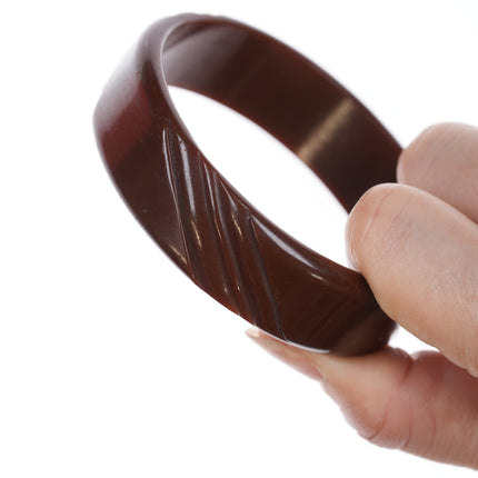 Brazalete de baquelita tallada de 8" c1940 de chocolate