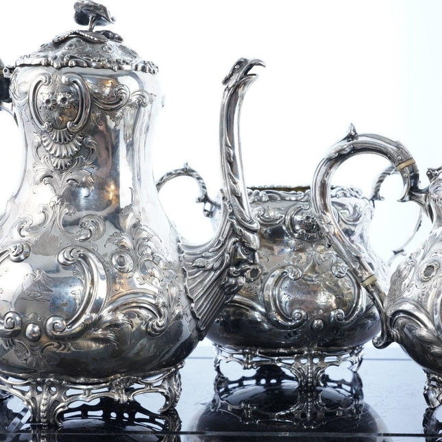 4-teiliges Fanciest c1858 Antique Armorial Sterling Repousse Teeservice