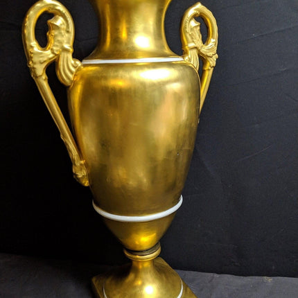 Große Trophäenvase aus handbemaltem schwerem Gold Porcelaine de Paris aus den 1940er Jahren, 15 3/8" hoch x 8,75" breit