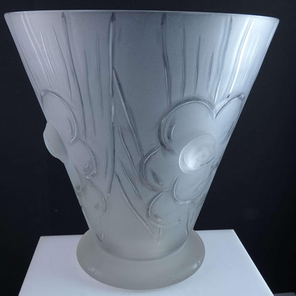 ca. 1930 Riesige signierte Art-Déco-Vase aus geschliffenem Milchglas, signiert von Helbert?