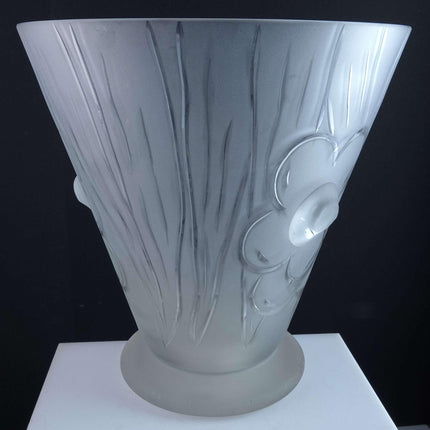 ca. 1930 Riesige signierte Art-Déco-Vase aus geschliffenem Milchglas, signiert von Helbert?