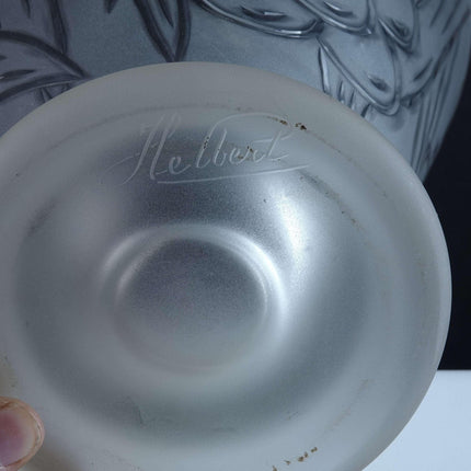 ca. 1930 Riesige signierte Art-Déco-Vase aus geschliffenem Milchglas, signiert von Helbert?