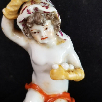 Antiker Junge aus Wiener Porzellan, der Schneebälle wirft, 19. Jahrhundert