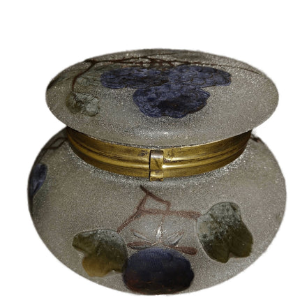 Art Glass Dresser Jar Coralene mit handbemalten Beeren, goldenen Akzenten und vergoldetem Metallrahmen um 1900