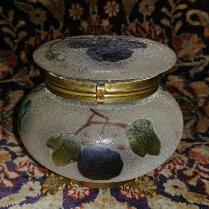 Art Glass Dresser Jar Coralene mit handbemalten Beeren, goldenen Akzenten und vergoldetem Metallrahmen um 1900
