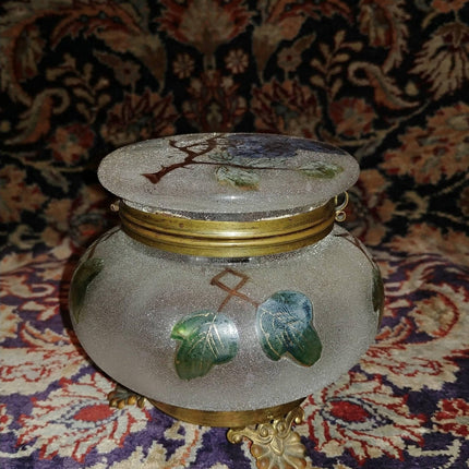 Art Glass Dresser Jar Coralene mit handbemalten Beeren, goldenen Akzenten und vergoldetem Metallrahmen um 1900