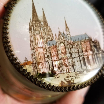 Böhmisches emailliertes Glas mit rückseitig bemaltem Deckel des Kölner Doms. Aufklappbare Kommode mit Dom Zu Köln-Deckel, Perlmuttfenster um 1900