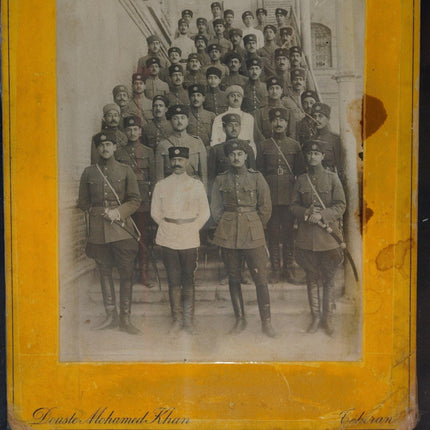 杜斯特·穆罕默德·汗 (Douste Mohammed Khan) 与波斯军队在德黑兰的古董照片