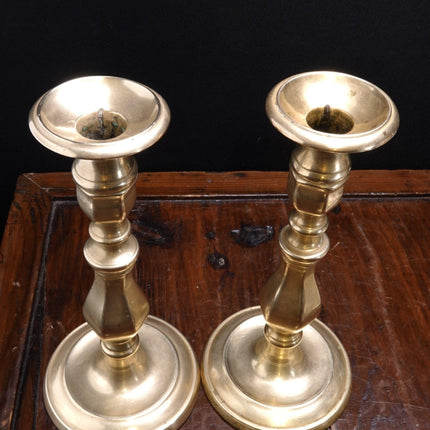 Paar schwere Messing-Kerzenständer aus dem 18. Jahrhundert