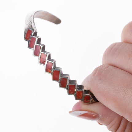 Bracciale a zig-zag con intarsio a canale in corallo argento Zuni da 6 3/8" anni '40 -'50