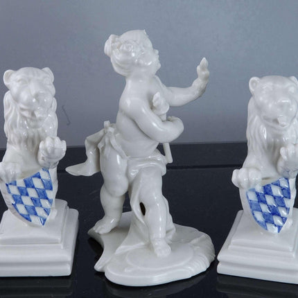 Nymphenburg Blanc de Chine Allegorische Figur und zwei Löwen