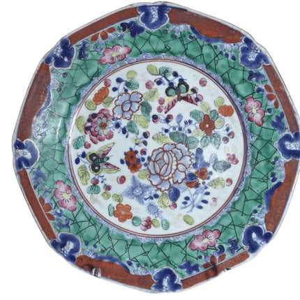c1820 Chinesischer, polychrom dekorierter, blauer, handbemalter Schmetterlingsteller mit Unglasur