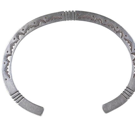 7 1/8" Schweres Jonathan Nez Navajo-Armband aus Sterlingsilber mit schwerer Prägung