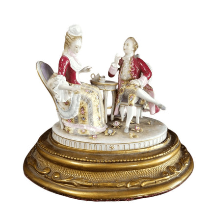 古董 Volkstedt 瓷器人物组情侣在镀金木底座上喝茶 19 世纪末大号