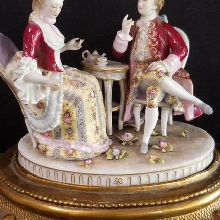 Antike Volkstedt-Porzellanfigurengruppe, die umwerbendes Paar beim Teetrinken auf vergoldetem Holzsockel, Ende des 19. Jahrhunderts, groß