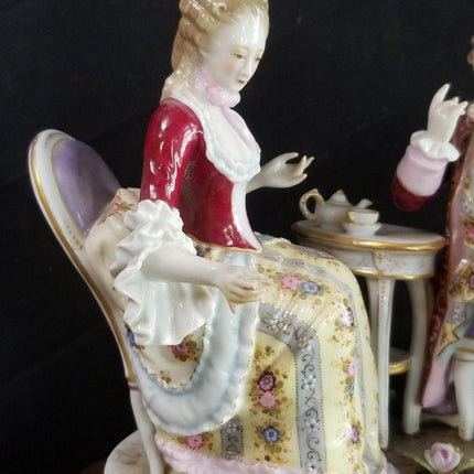 古董 Volkstedt 瓷器人物组情侣在镀金木底座上喝茶 19 世纪末大号