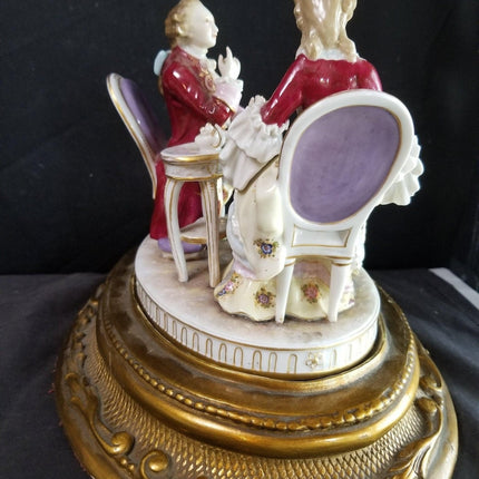 Antike Volkstedt-Porzellanfigurengruppe, die umwerbendes Paar beim Teetrinken auf vergoldetem Holzsockel, Ende des 19. Jahrhunderts, groß