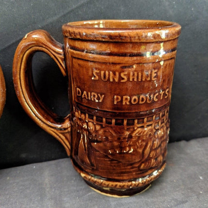 1920er Jahre Sunshine Dairy Products Steinzeug-Werbebecher mit Kuhmotiv, Rockingham-Glasur