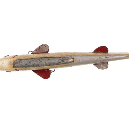 Antiker amerikanischer Eisfischer-Köder aus geschnitztem Holz, bemalte Zinnflossen