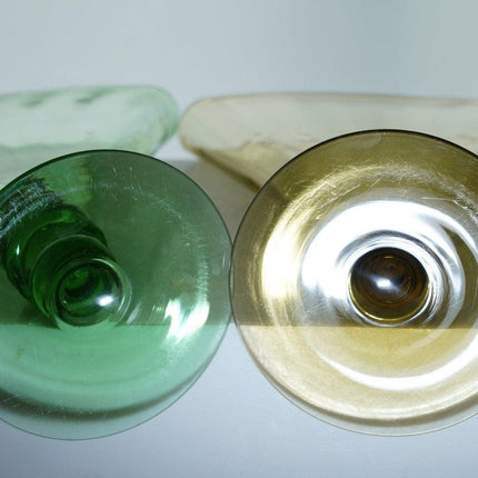 1920 年代 Steuben Carder Era 扇形花瓶一对，一个带有城堡蚀刻的绿色，一个琥珀色