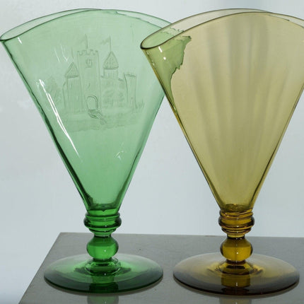 1920 年代 Steuben Carder Era 扇形花瓶一对，一个带有城堡蚀刻的绿色，一个琥珀色