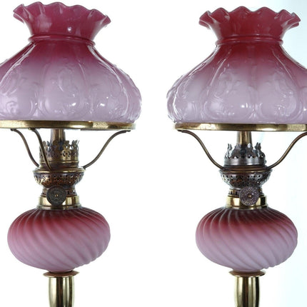 1890er-Jahre-Studentenlampenpaar aus rosa bis cranberryfarbenem Glas