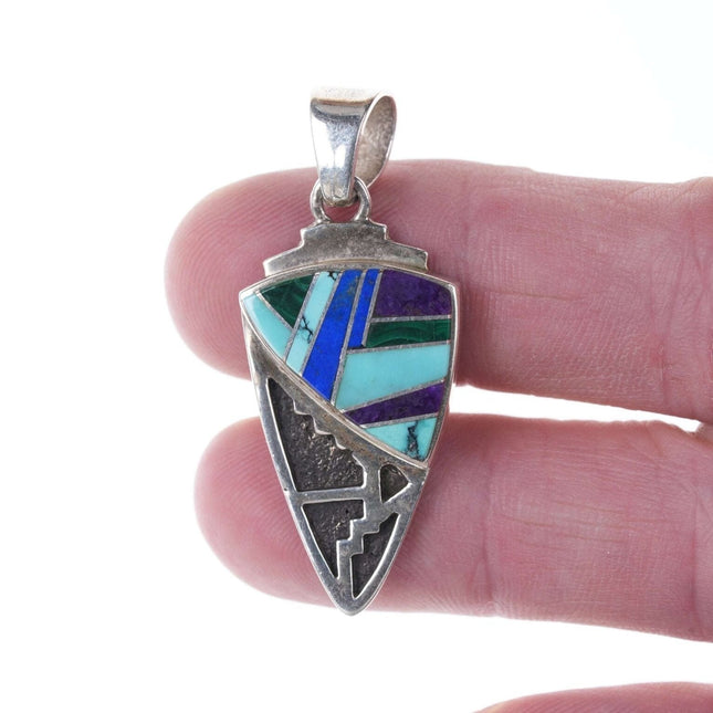 Vintage O James Navajo Channel Inlay Pfeilspitzen-Anhänger von The Touch of Santa Fe Workshop