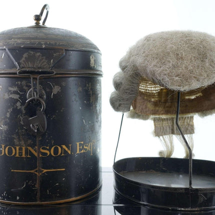 WT Johnson Esquire c1850 英国律师假发，装在 Toleware 盒中，JK Metherell Maker 出品