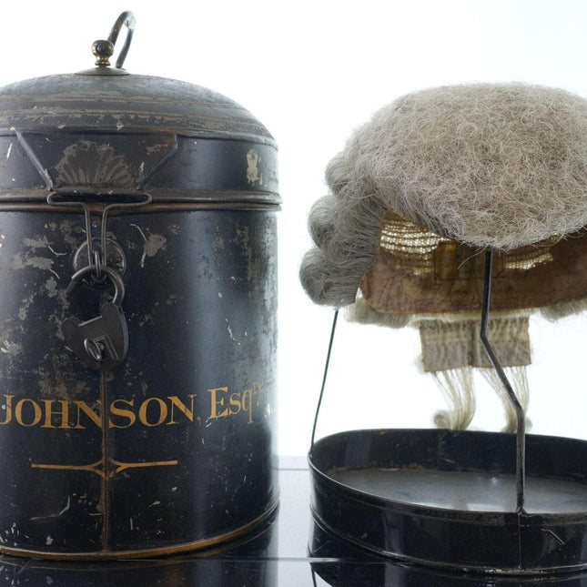 WT Johnson Esquire c1850 英国律师假发，装在 Toleware 盒中，JK Metherell Maker 出品