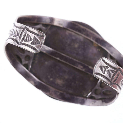 c1940er Masterpiece Navajo-Silber-Repousse-Armband mit schwerer Prägung und wunderschönem Pilot Mountain-Türkis