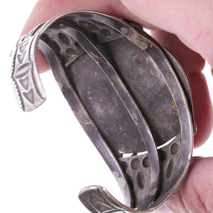 c1940er Masterpiece Navajo-Silber-Repousse-Armband mit schwerer Prägung und wunderschönem Pilot Mountain-Türkis