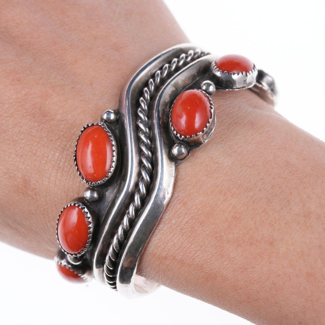 Bracciale vintage modernista Navajo da 6,25" in argento sterling e corallo