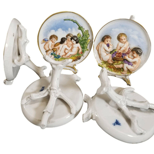 ca. 1890 Dresden Capodimonte-Stil Miniaturtafeln aus Porzellan mit aufgebrachten Vogelklauenständern (5) Putten/Engel