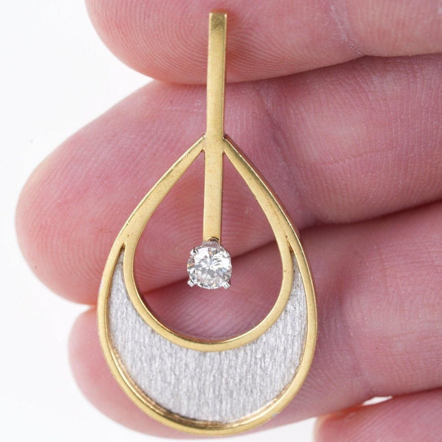 Modernistischer Designer-Anhänger aus 18 Karat Gold mit 0,26 Karat Diamant