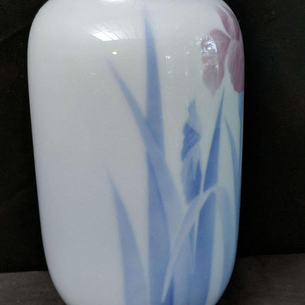 Fukagawa Seiji Arita Vase Iris, japanisches Porzellan, etwa Mitte des 20. Jahrhunderts