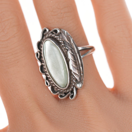 sz7.25 Vintage Native American silver and  mother of pearl ring