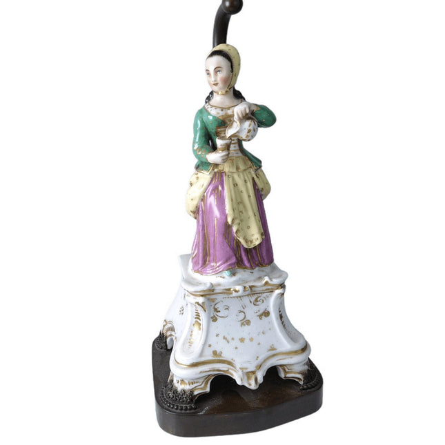 c1850 Alte Pariser Porzellanfigur, Frau, die Tee in eine elektrische Lampe gießt