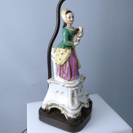 c1850 Alte Pariser Porzellanfigur, Frau, die Tee in eine elektrische Lampe gießt