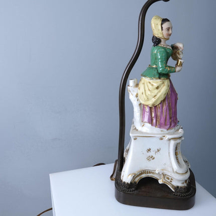 c1850 Alte Pariser Porzellanfigur, Frau, die Tee in eine elektrische Lampe gießt